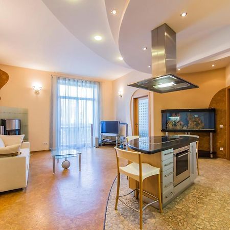 3-Room Apartments On Khreshchatyk. Building With Star Киев Екстериор снимка