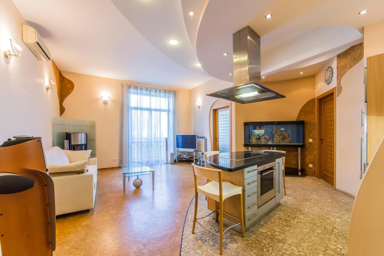 3-Room Apartments On Khreshchatyk. Building With Star Киев Екстериор снимка