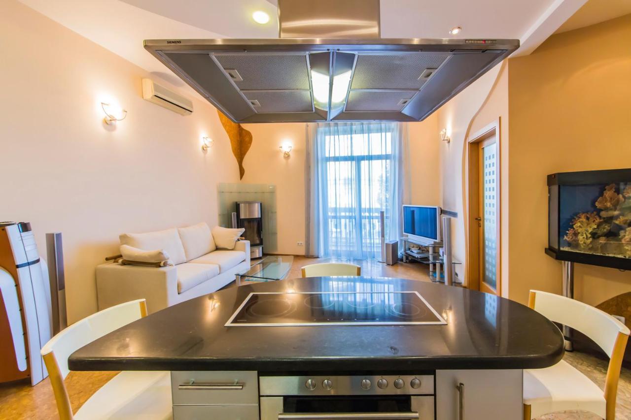 3-Room Apartments On Khreshchatyk. Building With Star Киев Екстериор снимка