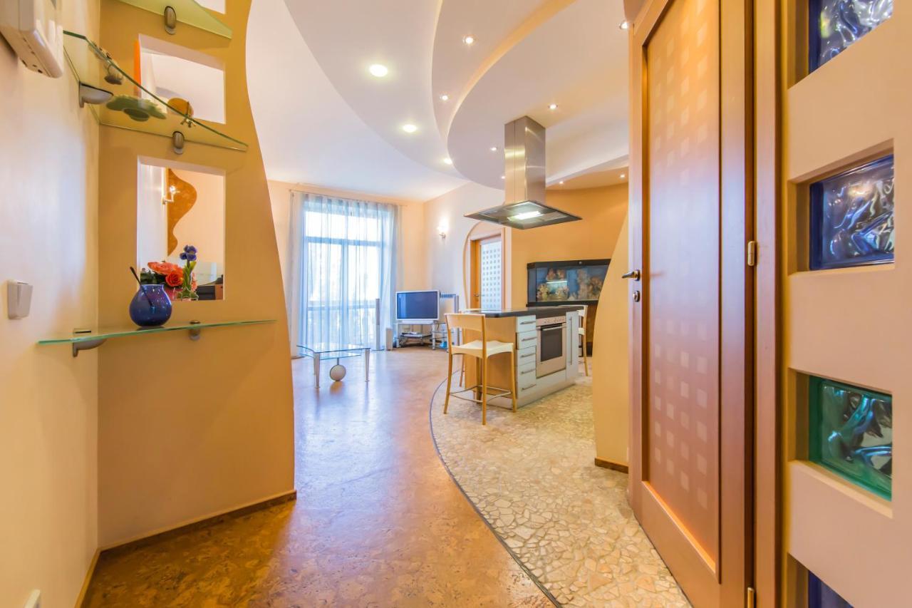 3-Room Apartments On Khreshchatyk. Building With Star Киев Екстериор снимка
